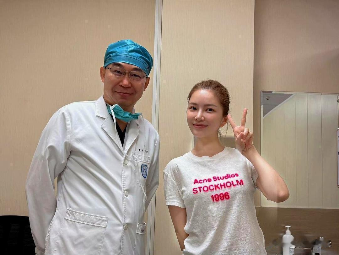 8月30日，杜淳的老婆王灿晒出了一张与主刀医生的合影，这是她做完手术三个月后去复