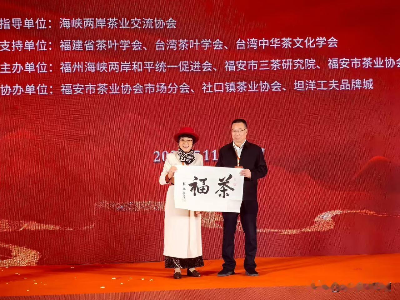 1. 可以定期组织“家庭经验分享会”，让老人讲讲过去的故事；或者一起完成“家庭任