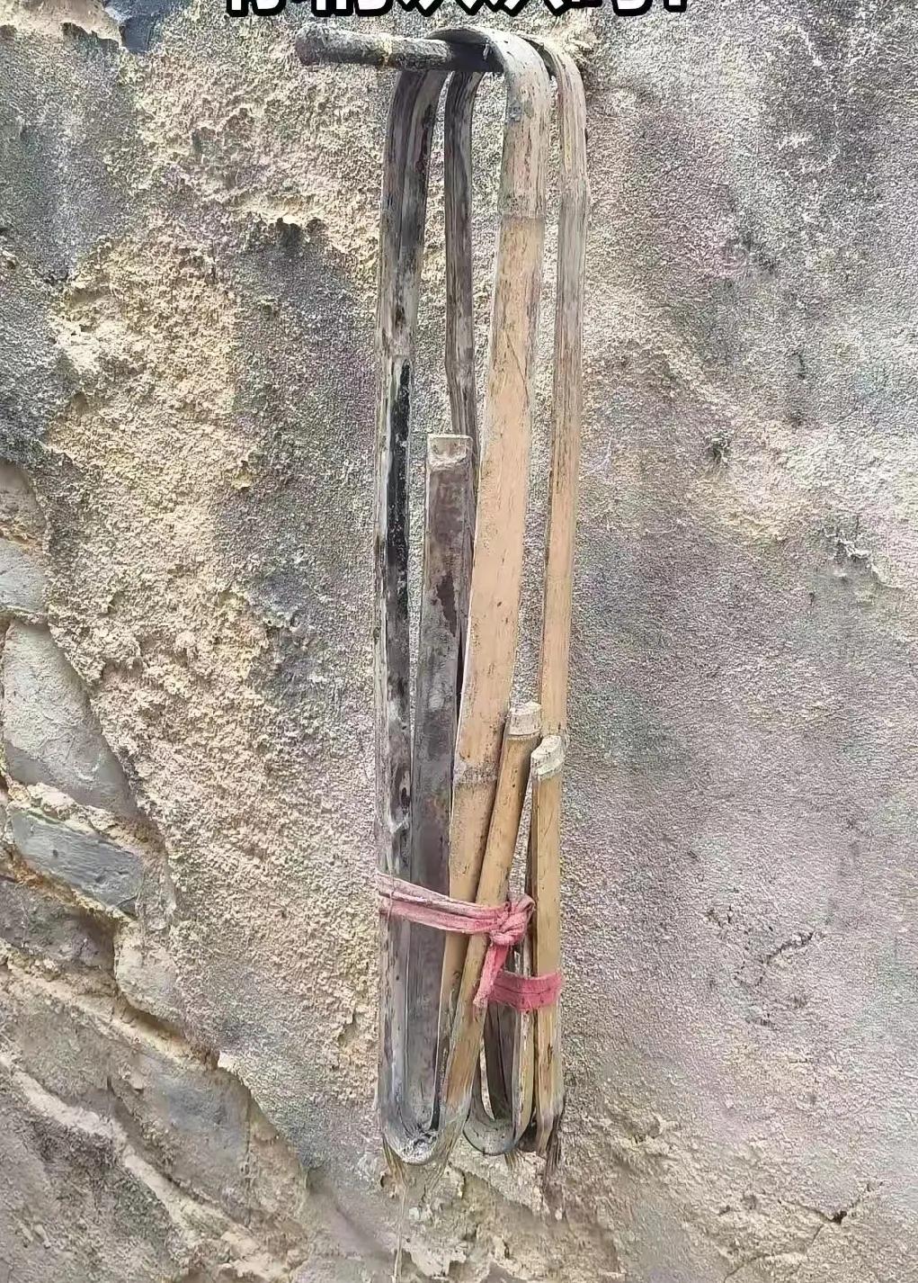 火车不是推的
牛屁不是吹的
这个老物件
现在的5，6级城市里的老农民，古懂级别的