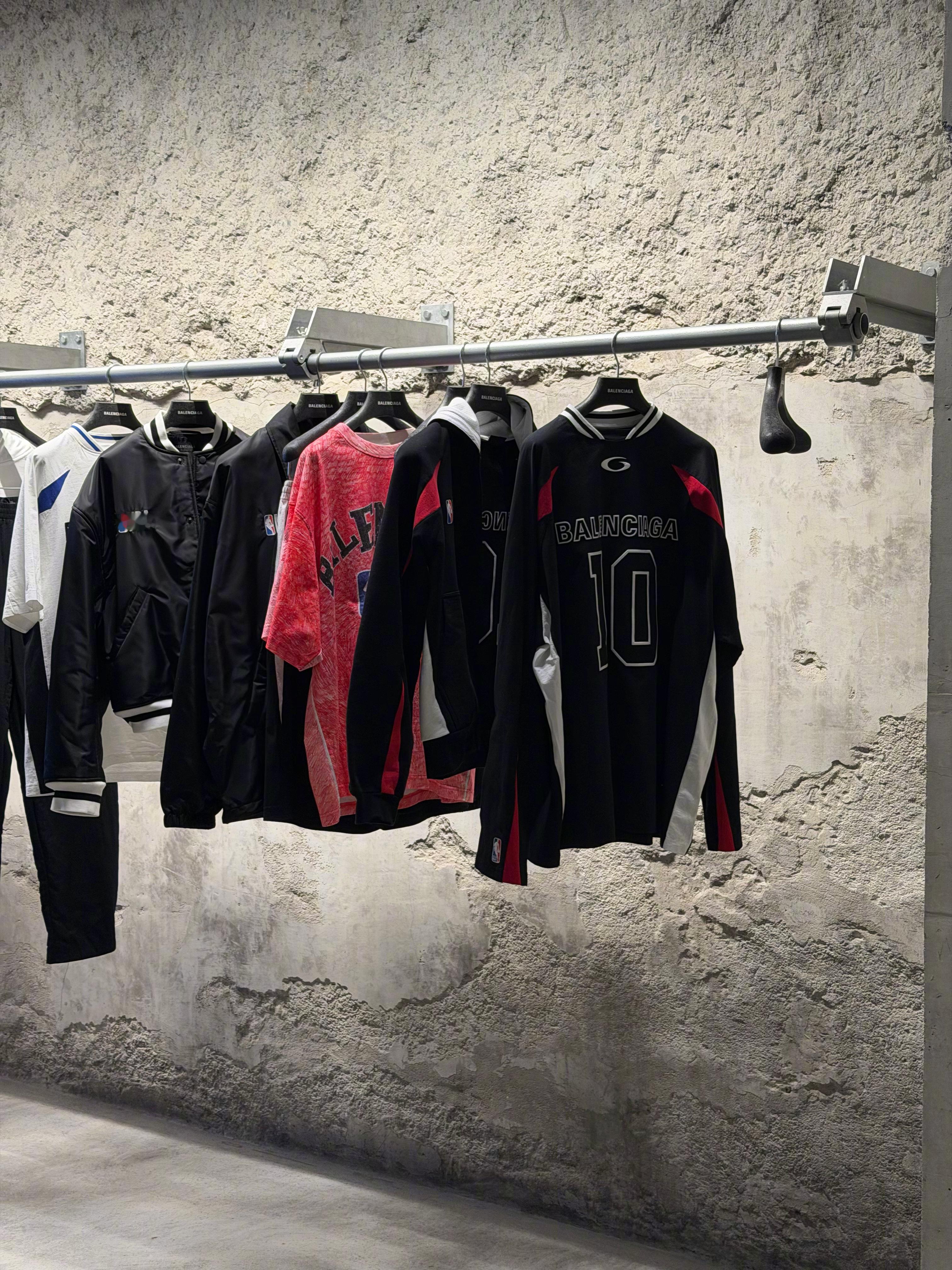 Balenciaga｜NBA联名系列 🏀📸周末到巴黎世家逛逛新联名系列，祝大