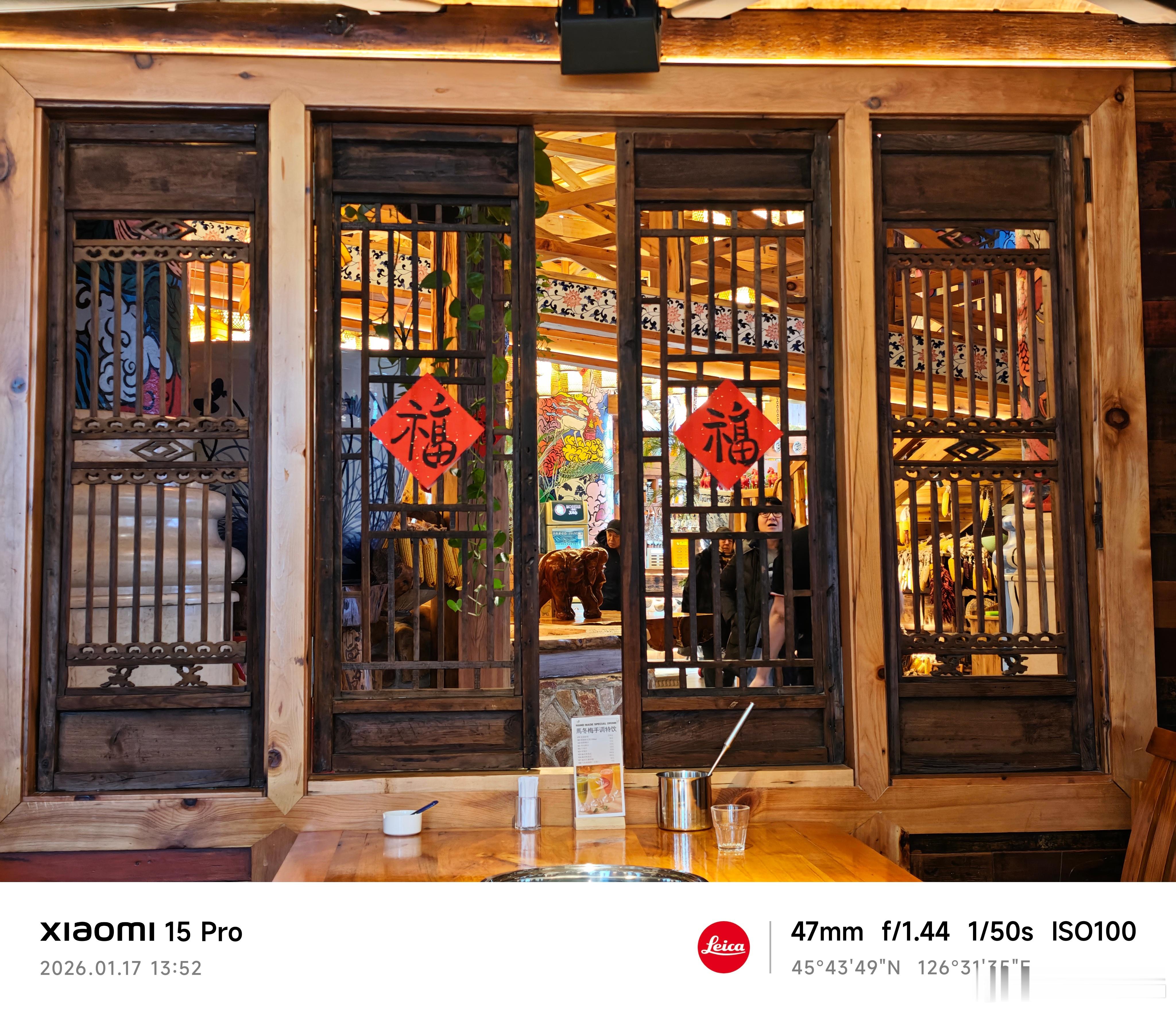 嚯～哈尔滨这个火锅店跟个宫殿似的，价格跟海底捞差不多。饭店后面就排了一排这些车。