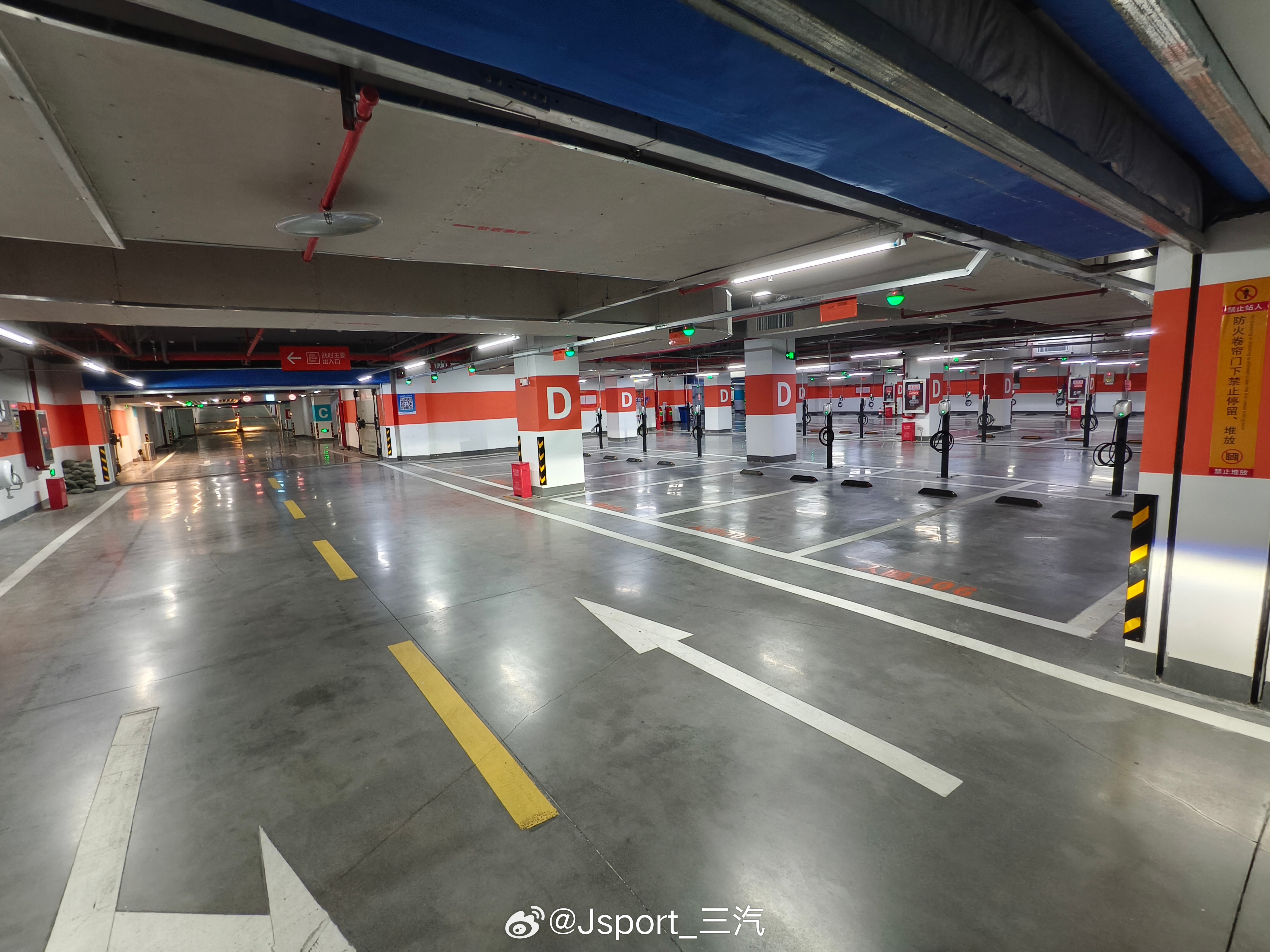 换电大新闻？啥 ​​​​我只知道平时这个找不到位置的停车场今天全空了因为收费了 