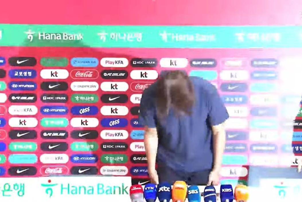 韩国球迷真是杀人诛心！据韩国媒体报道，韩国国足主帅洪明甫于昨晚的发布会上正式宣布