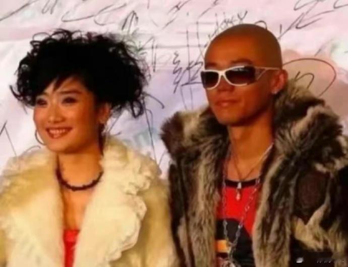 刚出道时的凤凰传奇🆚现代的凤凰传奇感觉不是同一个人[允悲][允悲] ​​​