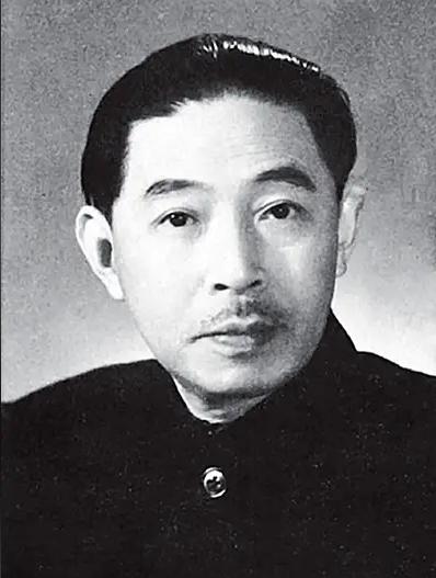 1941 年 香港局势动荡不安，身处当地的茅盾不顾战乱凶险，始终坚持提笔撰文。白