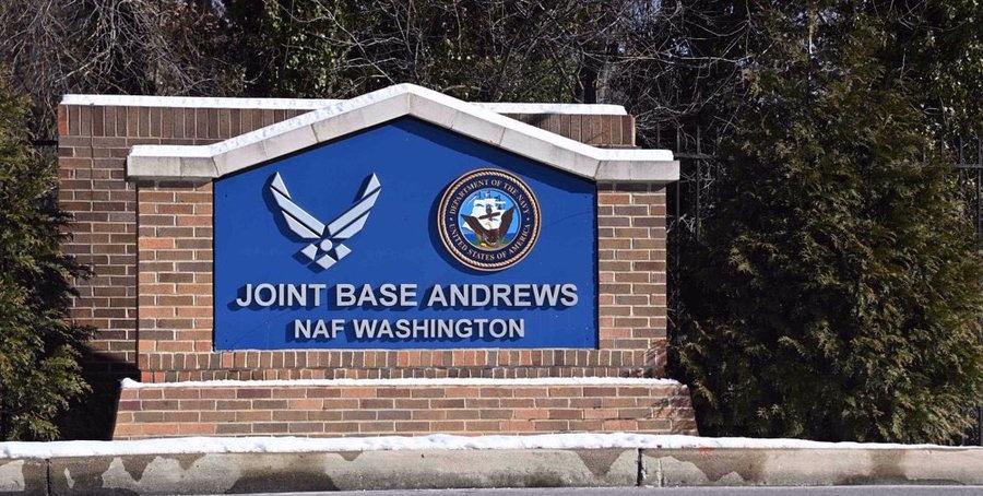 据美国空军一名官员称，周四，在华盛顿特区附近的安德鲁斯联合基地，有7人在打开一个