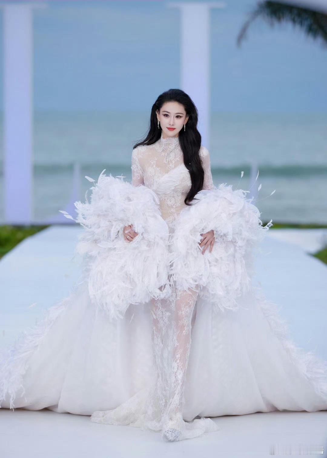 总是让人觉得哪里“反常”。
张馨予穿25斤半透明礼服走红毯，

按常理来说，25