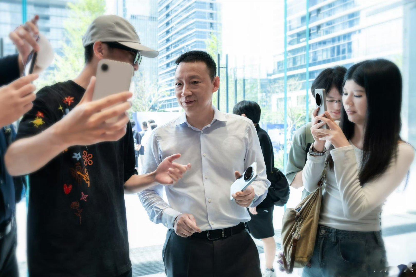 荣耀CEO李健手拿Magc8系列现身深圳阿尔发全球旗舰店 ​​​
