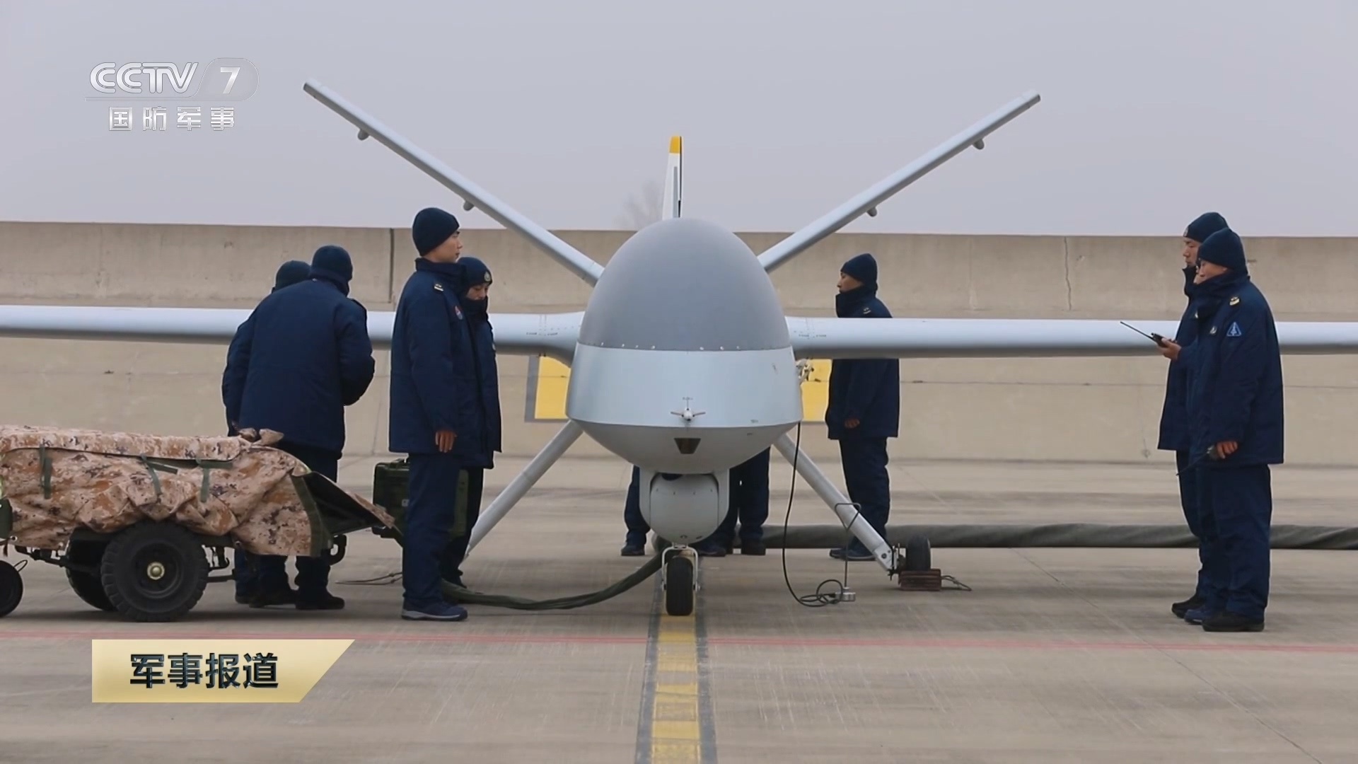 前不久，某型无人机在空军航空大学顺利首飞，标志着空军航空大学初步具备了大型无人机