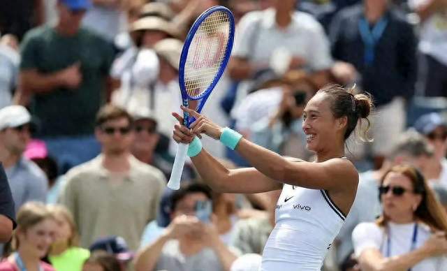 连续两轮“让5追7”郑钦文再次打哭斯瓦泰克已有三个意想不到收获