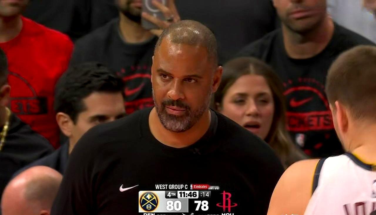 火箭主帅乌度卡真是稳如泰山！今天火箭和掘金的比赛，第四节初还落后两分，镜头里他一