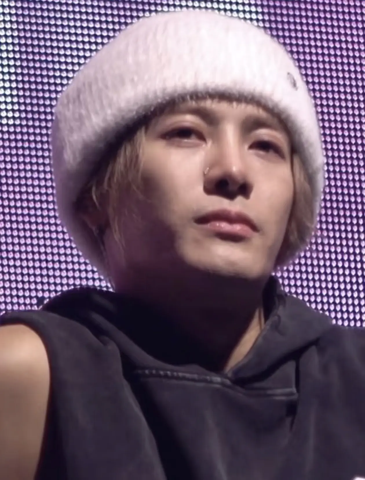 谁来拥抱我 保护我 而不是伤害我 背叛我。