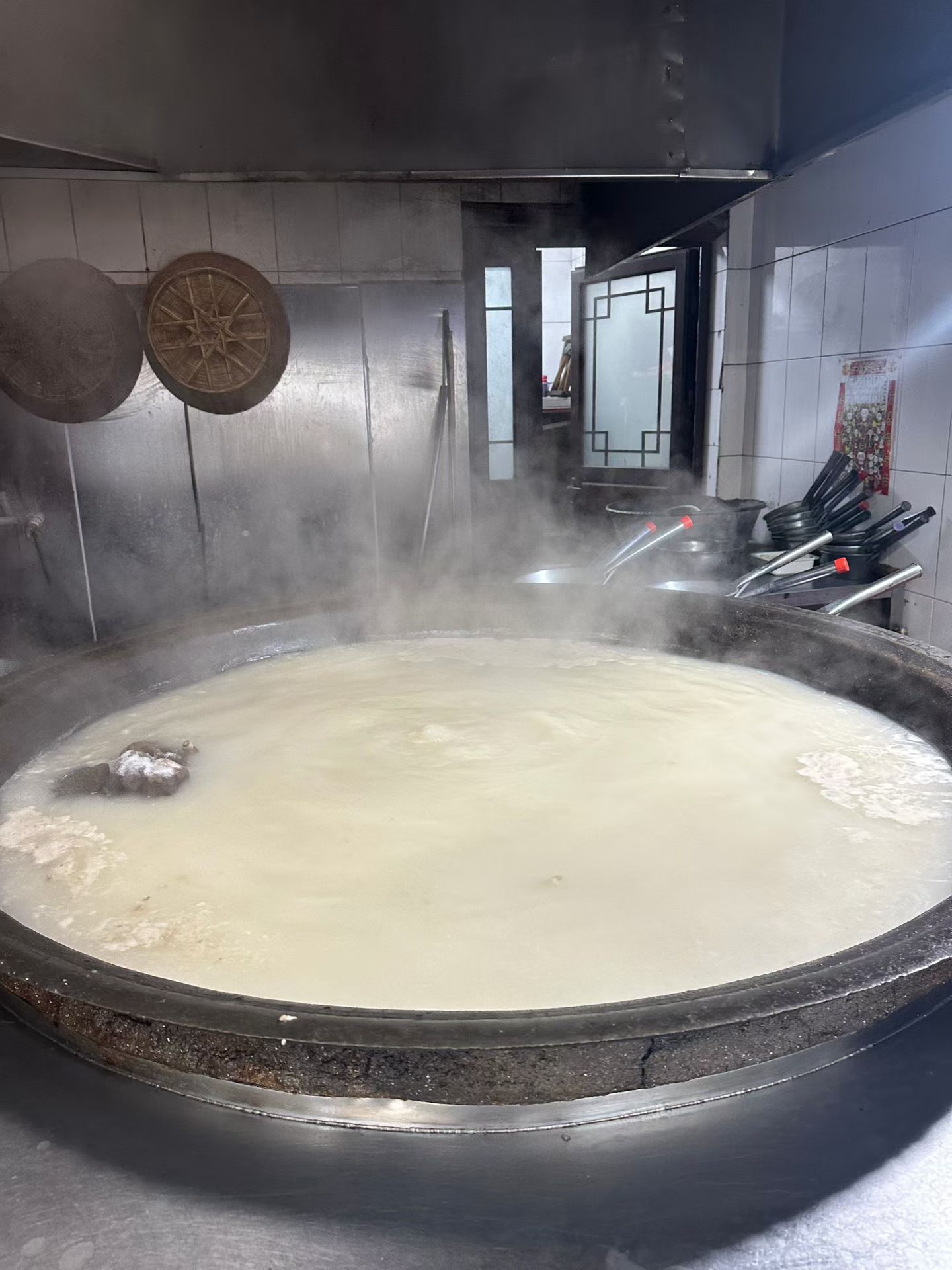 看着就很过瘾吧这么大一锅哈哈哈哈羊肉汤好好吃饭好好生活记录美好生活 ​​​