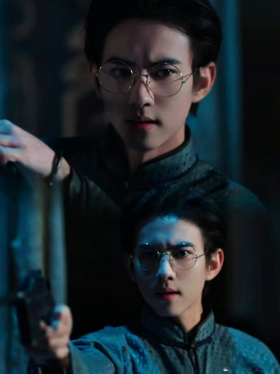 当温润如玉的民国书生微笑着拔枪抵住叛徒额头时，刘轩丞在《鲁班异闻录》里用一张人畜