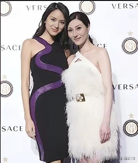 原本以为李嘉欣是绝世的美人，但这位穿紫色礼服裙的美女颜值上看更高一些。

她拥有