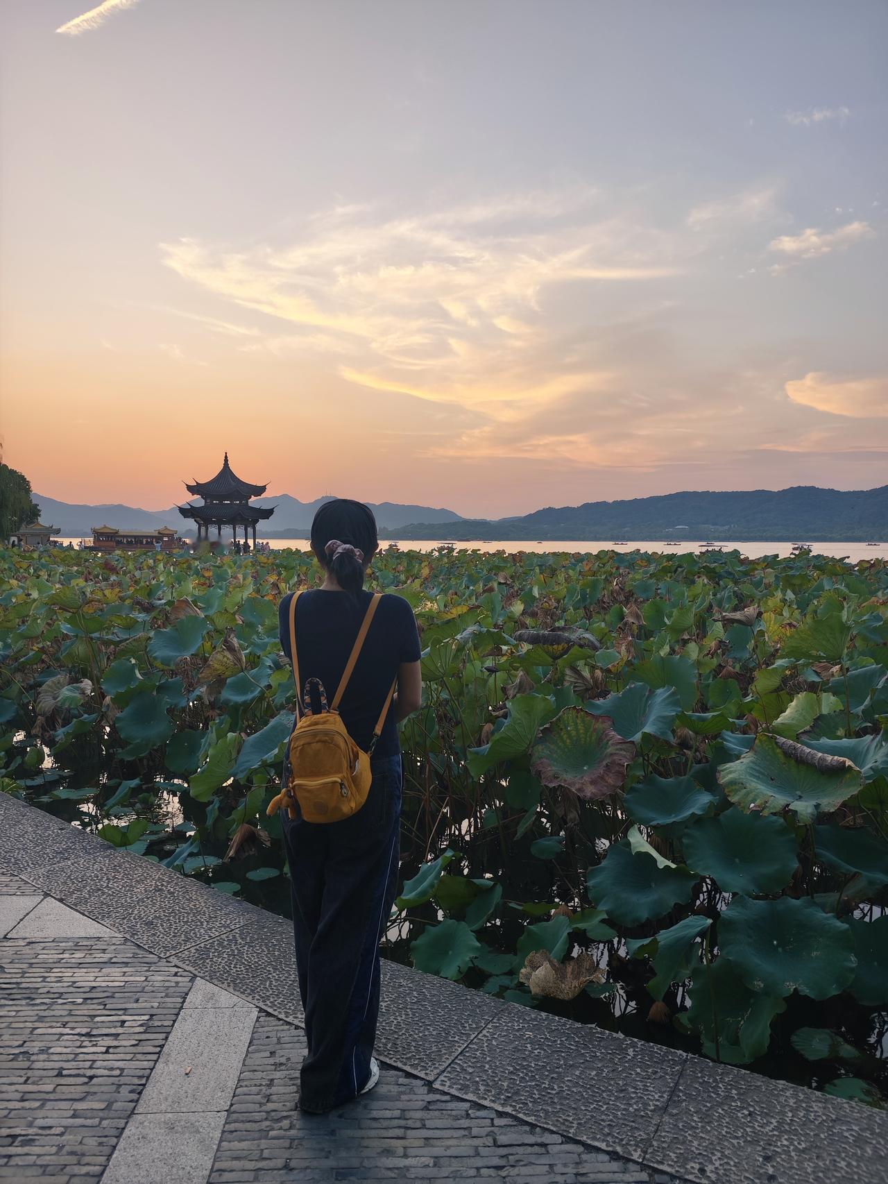 西湖终于在国庆节之后安静下来，就算最热闹的乾隆皇帝御题“杭州西湖”大石头前也是空