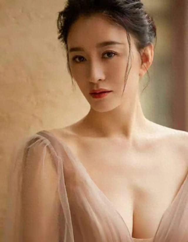 47岁李小冉“教科书身材”，腕线过裆比例太逆天！气质吊打同龄人