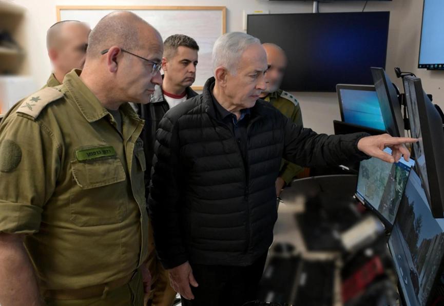 以色列国土面积狭小，没有战略纵深，过去靠的是“你打不着我”来维持心理优势。但战争