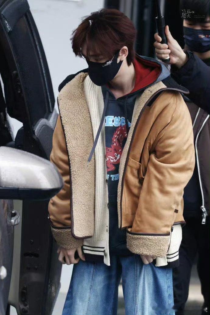 丁程鑫你好星期六上班路透，不愧是00后啊！这一身叠穿好有朝气 