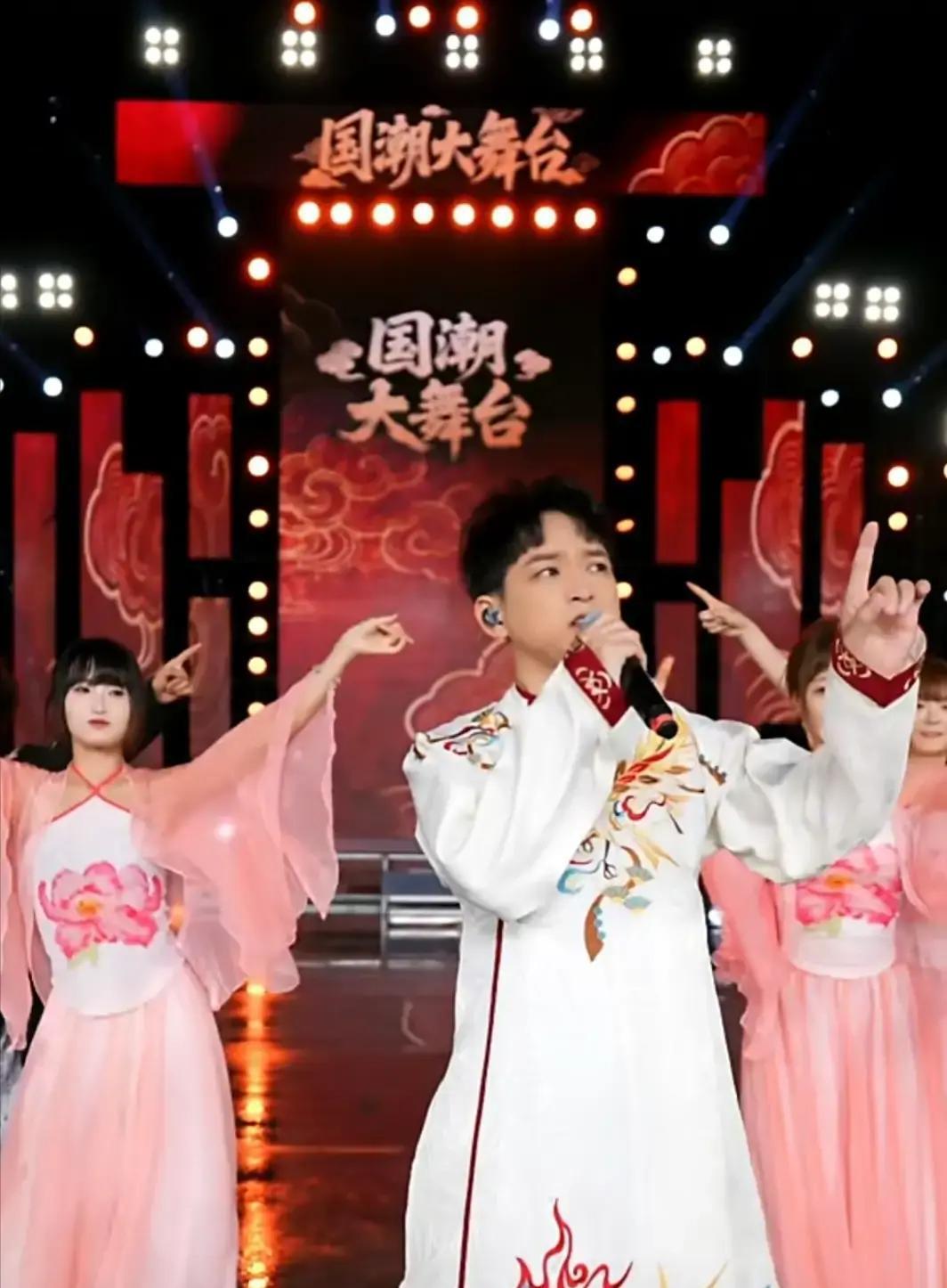 二饼在2026年5月19号晚上，和方锦龙坐在一起。
这条视频发出去4个小时，点赞