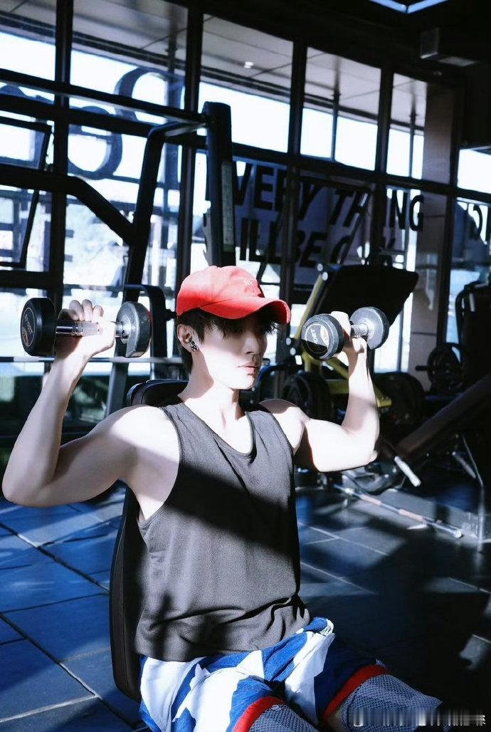 你们港圈都玩这么狠的吗尹子维也太直接了，看到代旭的胸肌上手就摸，还笑着追问练了多