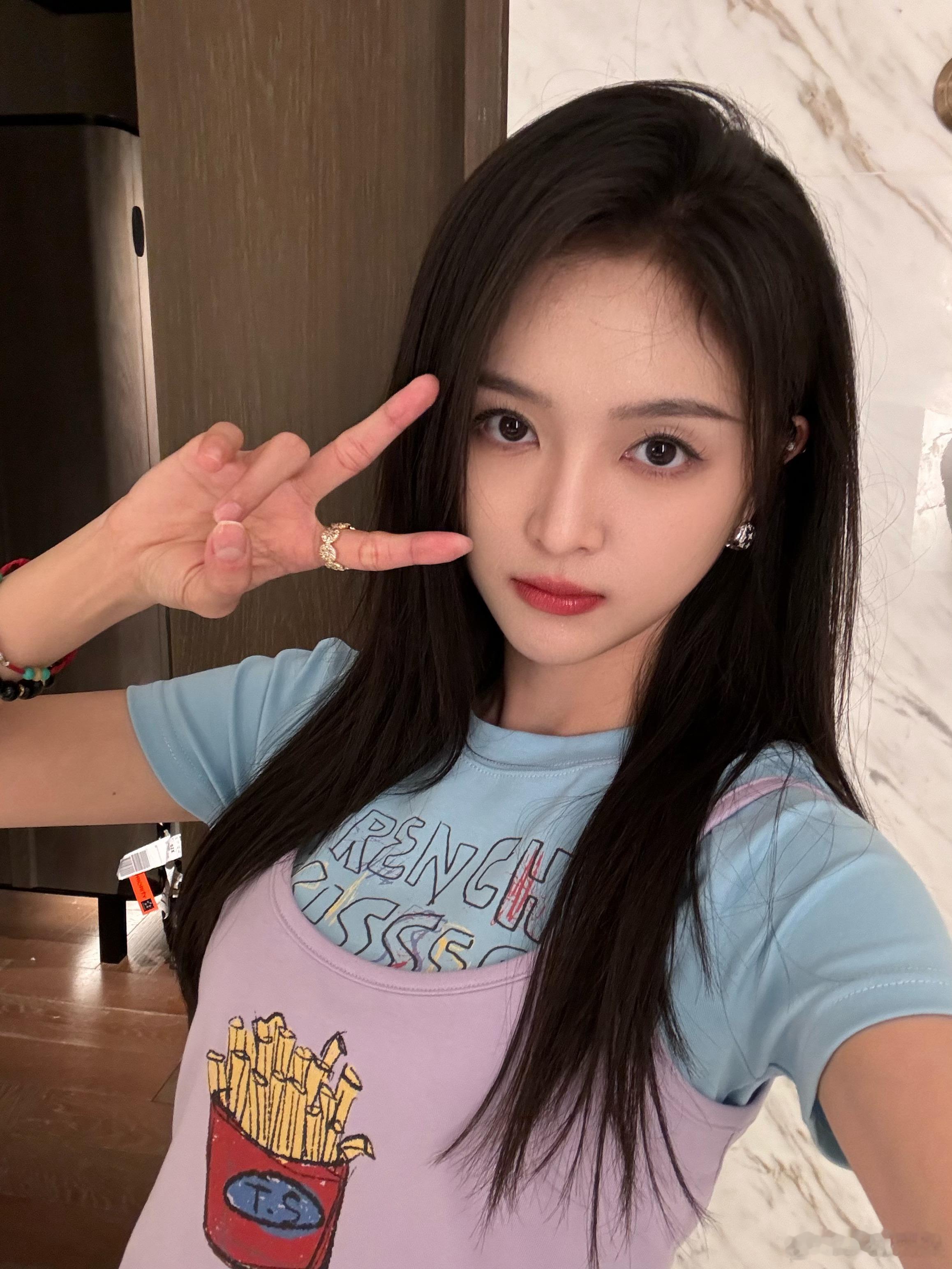 #吴宣仪掉落自拍小卡# 她的每一张自拍都充满了故事，等待我们去解读。 ​​​