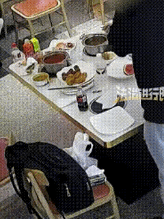 太丢人了！近日，在陕西西安一家平价自助餐厅里，一对男女进店就餐后，先是疯狂大吃大