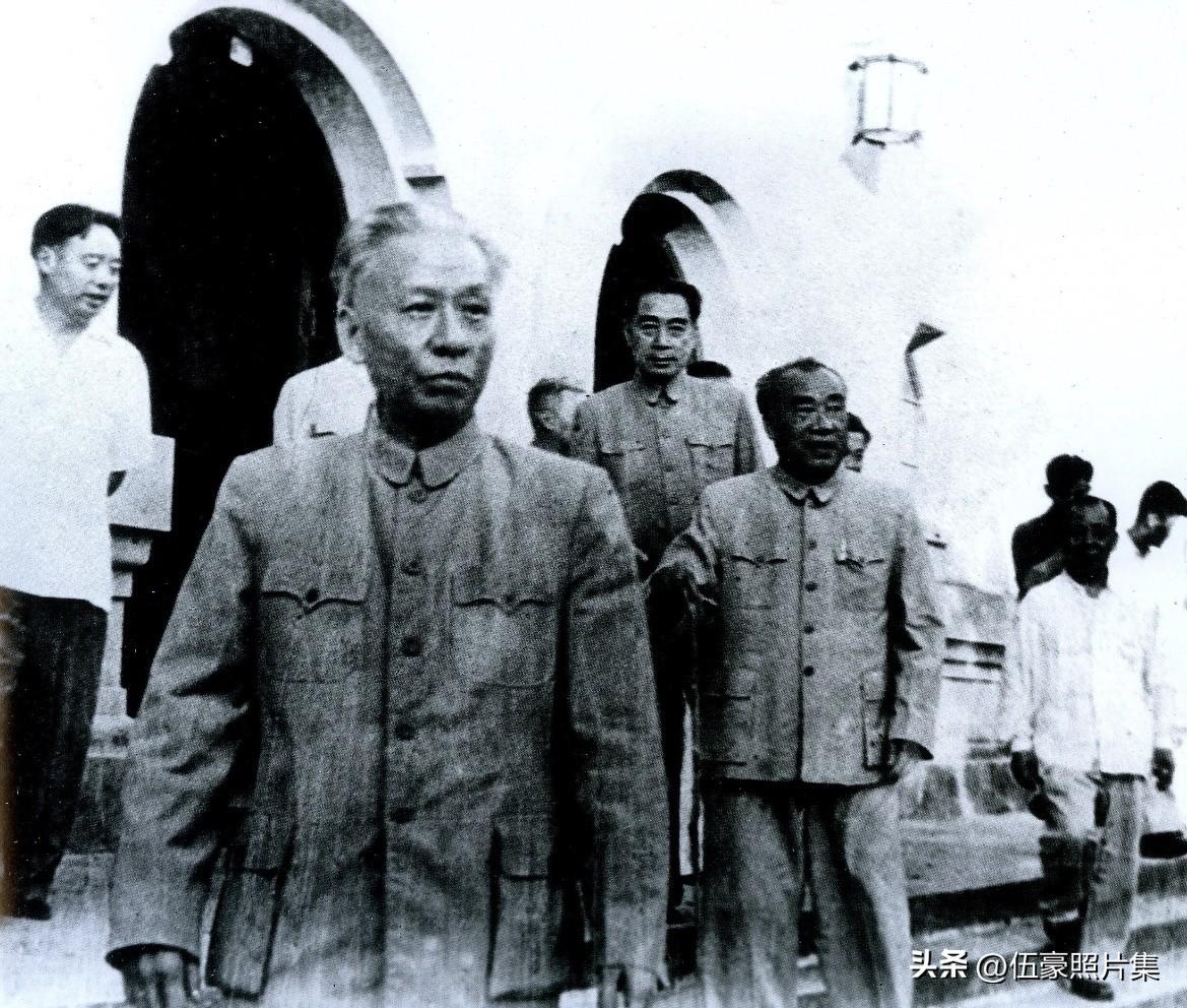 1959年8月，周恩来与刘少奇、朱德、汪东兴（照片最左侧）在庐山会议会址前。​周
