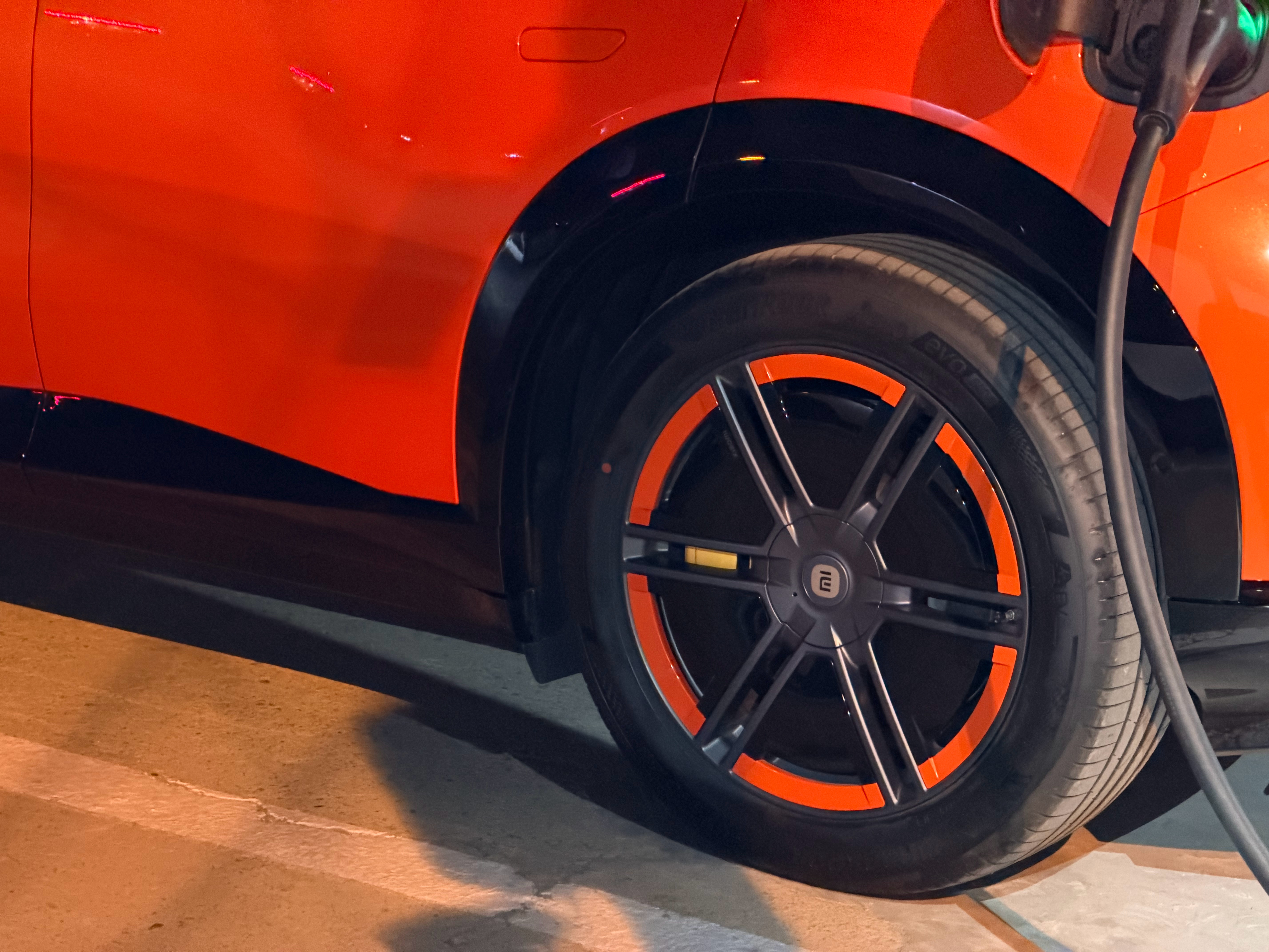 橙色的小米 YU7，搭配这个橙色轮毂，好看的～大家觉得如何？小米yu7﻿