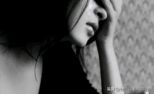 书房的门虚掩着，台灯的光从门缝里漏出来，细细的一条。

我在门外站了一会儿。里头