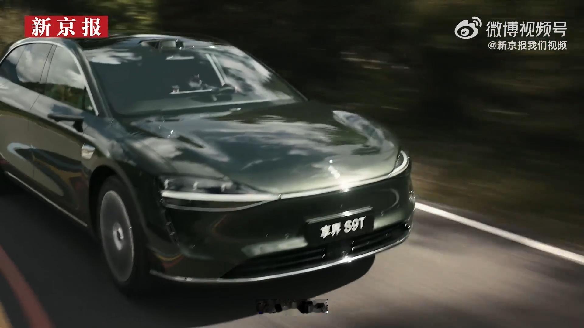 是深夜书桌前不灭的灯，是跌倒时朋友递来的手。微光汇聚成前行的力量，让每一次迷茫都