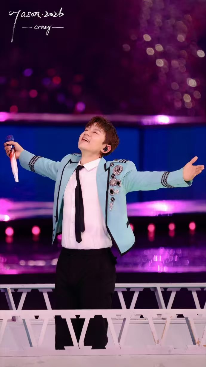 和张杰一起打卡春天里的中国 今天跟着张杰的视角逛春天：看到了梯田里翻耕的犁铧，看