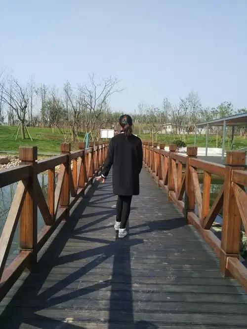 人到中年的处世智慧
 
人到中年，终于明白：不必苛责他人，合得来倾心相伴，合不来