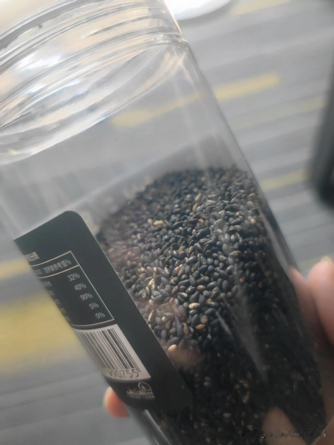 女人衰老的第一表现就是脱发

我真的是快成秃子了，为了让自己的头发更密一点，我专