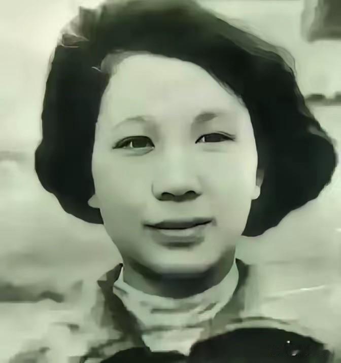 她在枪响前倒地装死，没多久特务进来补枪。甚至，用枪托捅她的腰部。而她，紧张的不敢