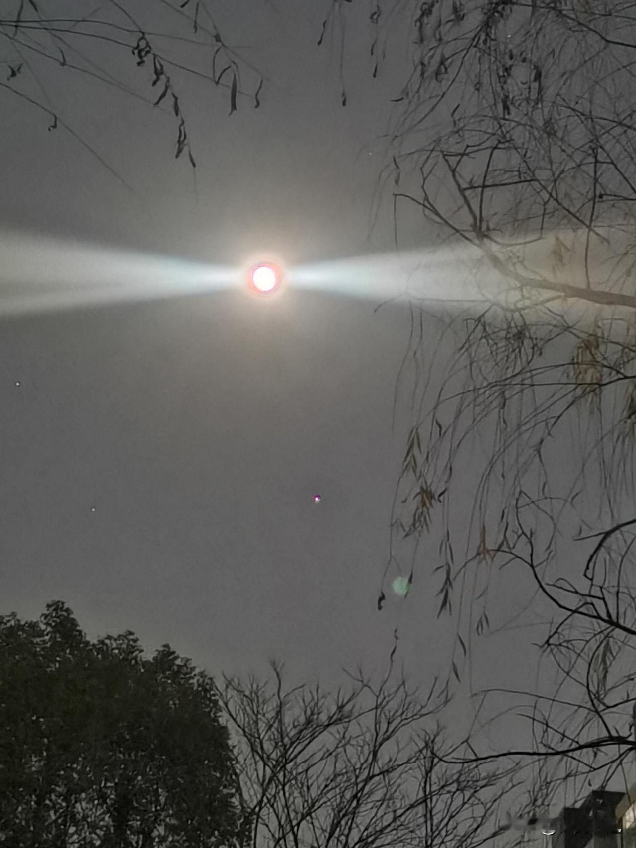 今夜，新年第一个超级月亮挂在天穹，阳历2026.1.3/阴历冬月十五。