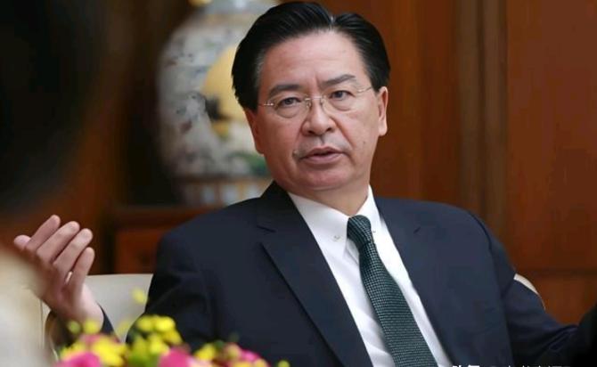 继续逼近台湾本岛仅剩32海里，顽固“台独”分子吴钊燮气急败坏，声称这是重大升级！