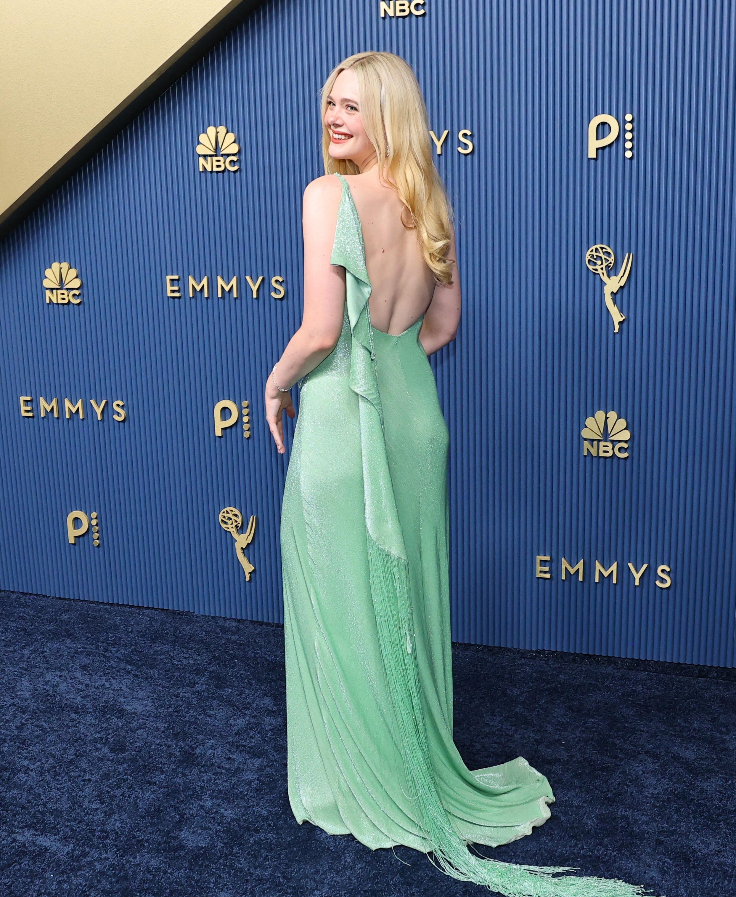 Elle Fanning 身着Ralph Lauren特别定制亮相第78届艾美奖