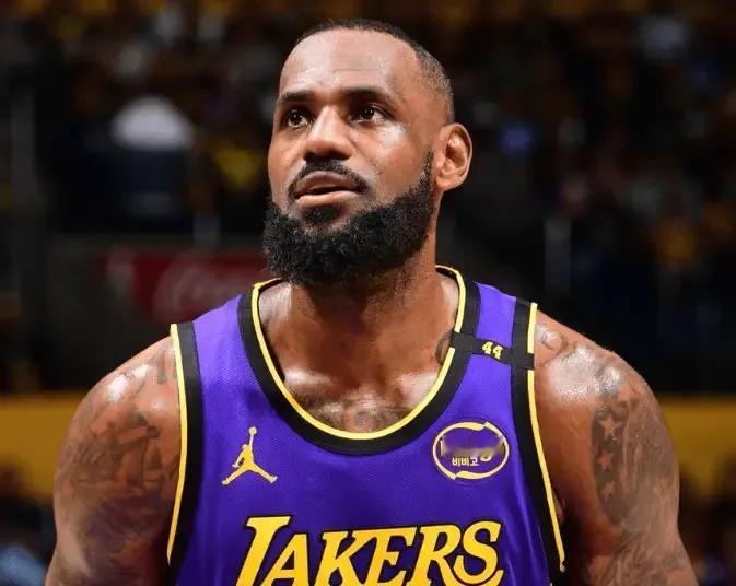 2025年1月18日的NBA常规赛中，湖人主场以102-101险胜篮网。湖人球员