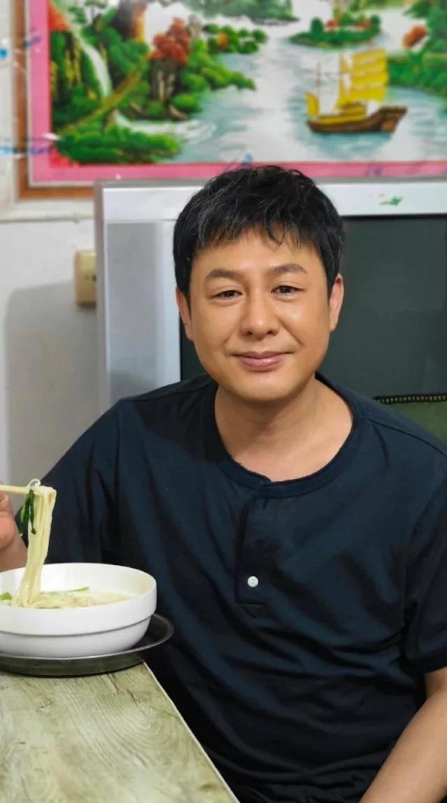 从他的眼神里能看出来，爆火后没有膨胀。

张颂文凭借一部《狂飙》爆火，其实，之前