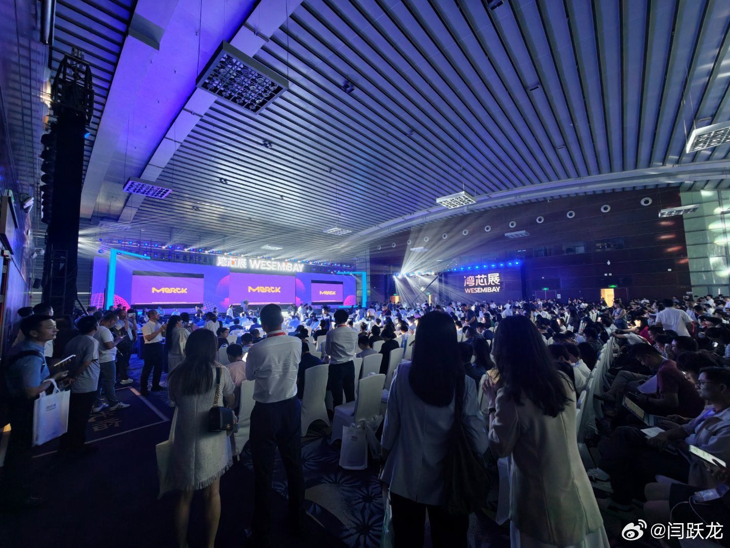 万里眼的发布会太火爆了，都没有座位，只能站着… ​​​