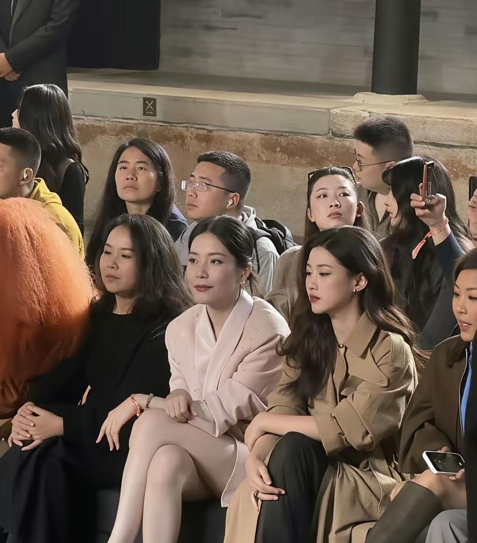 蔚来汽车的老板娘，身材高挑，气质佳，连大明星朱珠坐她旁边，都要悄悄的瞥一眼她的又