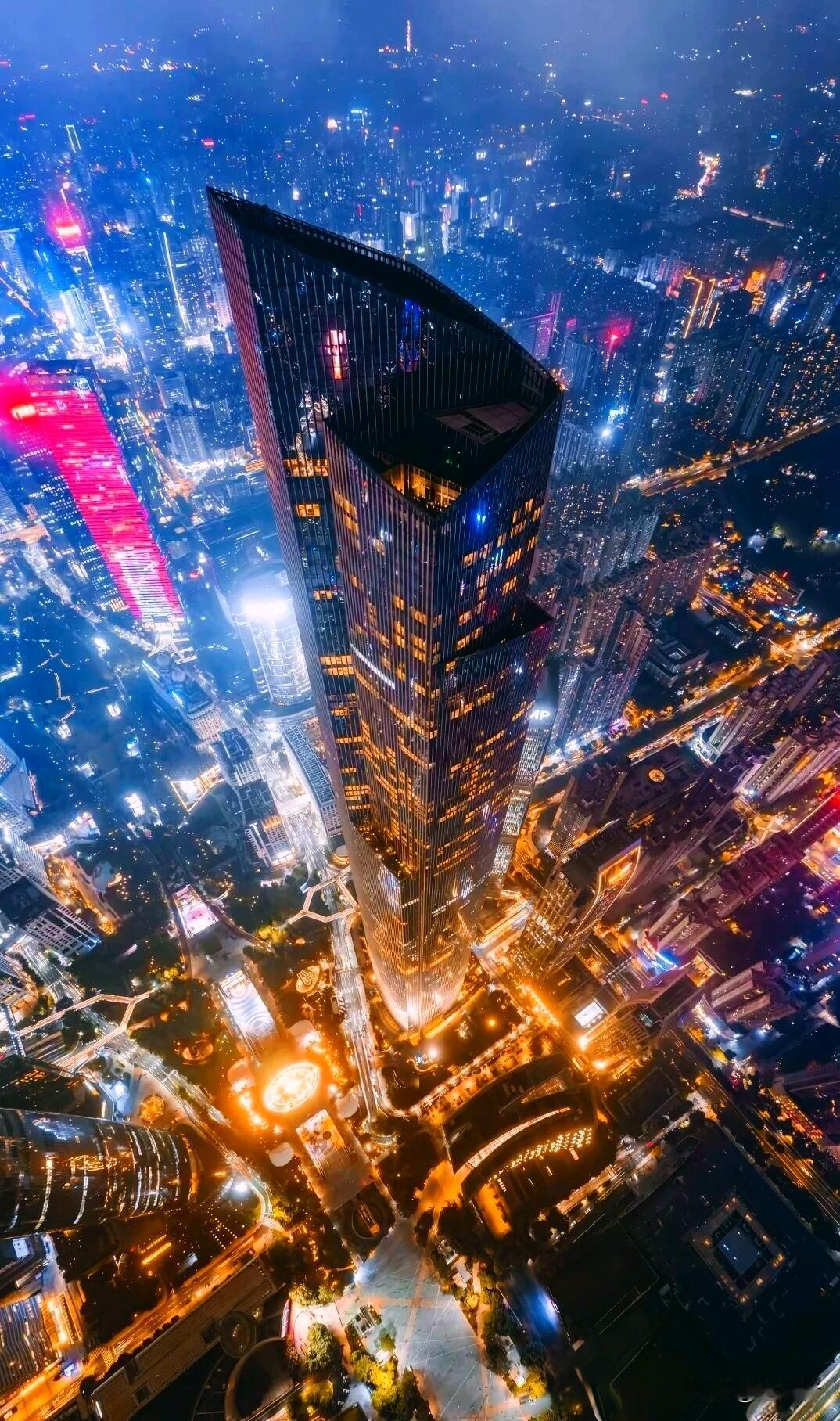 这里有年薪百万的精英，也有凌晨收工的外卖骑手，但每个人都相信“下一秒会更好”；