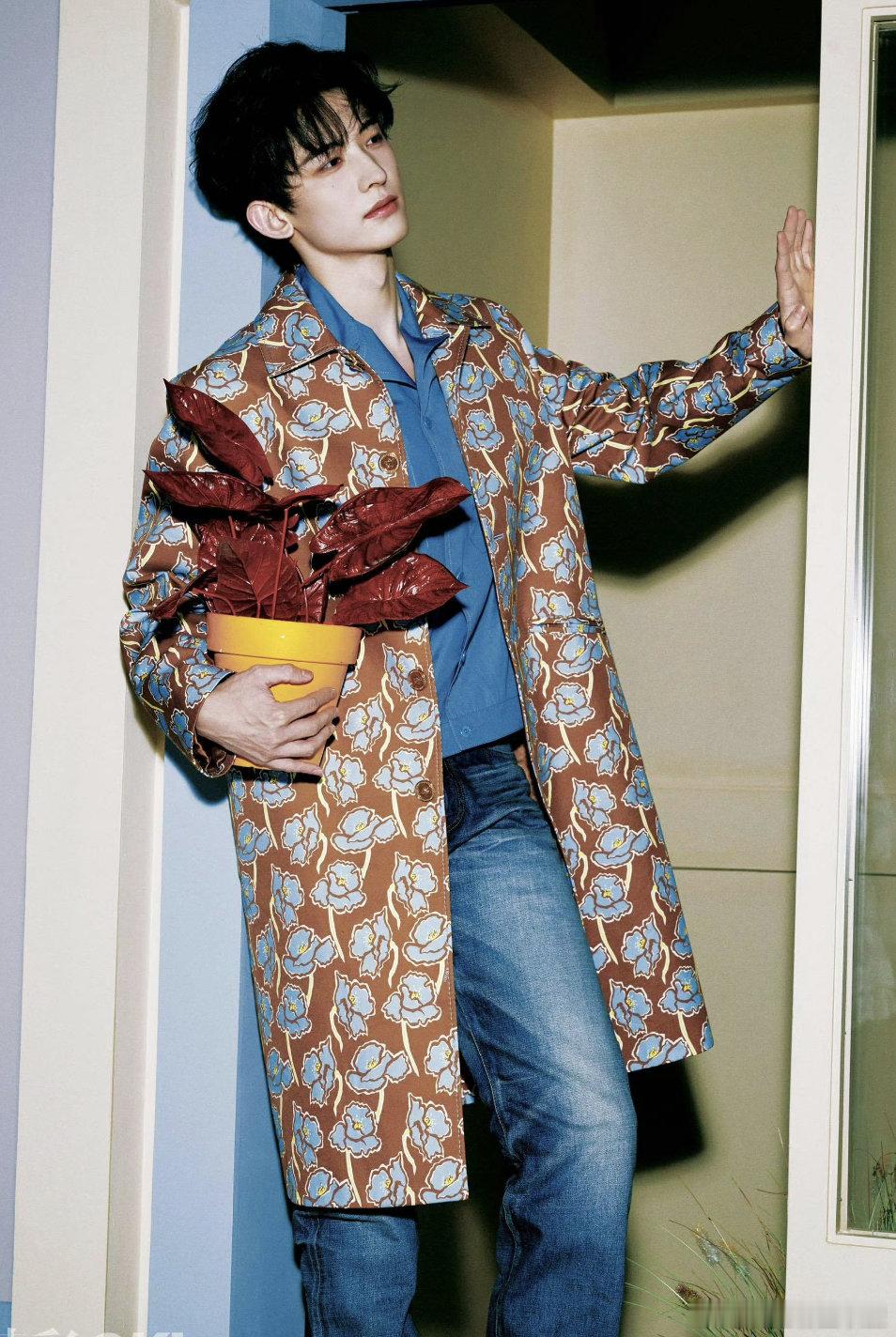 常华森范思哲品牌大使 星光闪耀，优雅随行。亮相高端场合，自带焦点气场，将少年意气