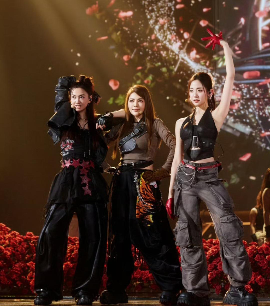 《浪姐7》乌兰图雅、者来女、万千惠这个《Just like fire》虽然整体乱