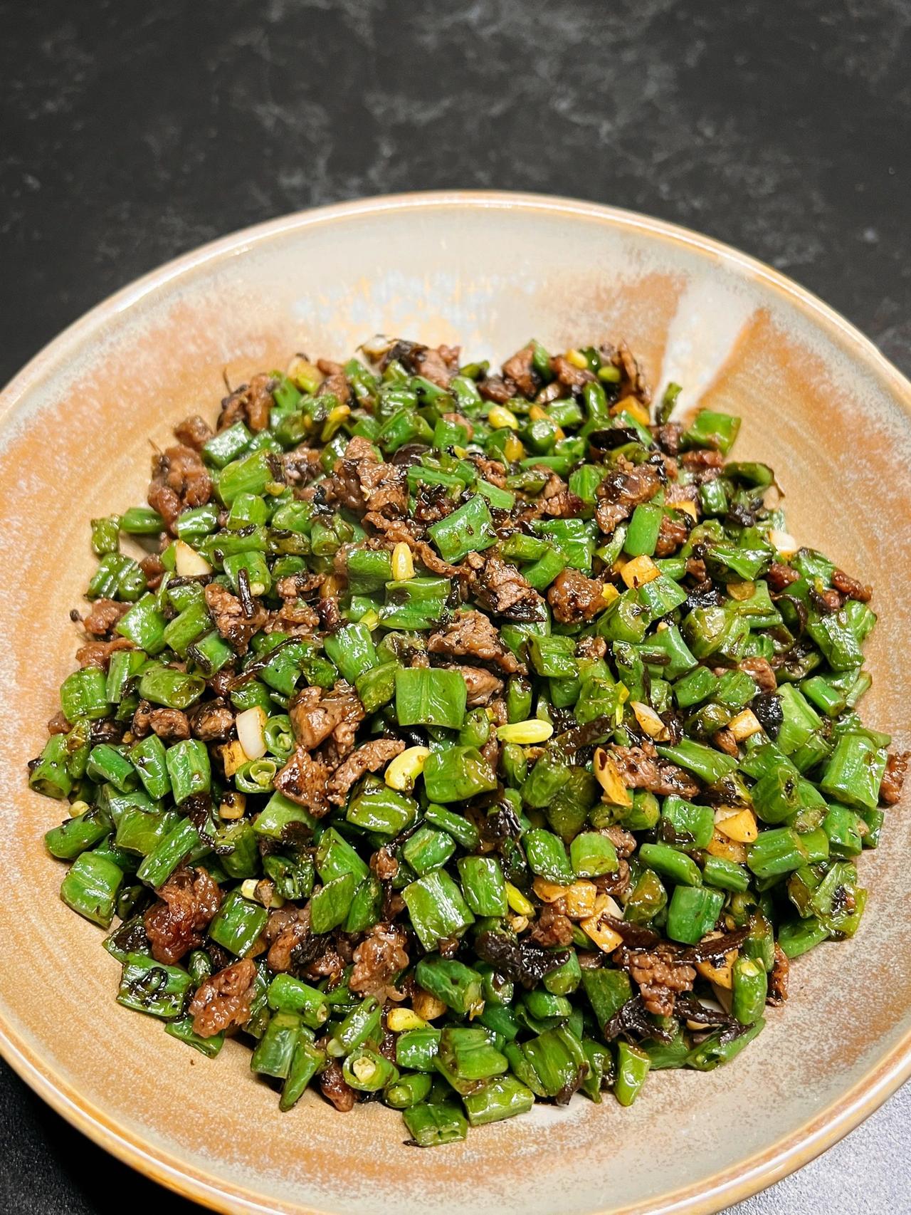 一起做【干煸榄菜肉末豆角】潮汕味道好下饭！
这道菜的灵魂就是橄榄菜，咸香油润、风