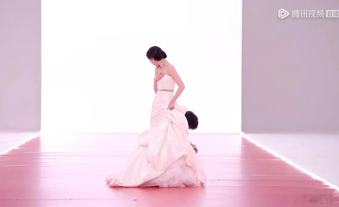 不甜用尽全力打下一串神秘的通关密码，99。         昀牵孟绕星光大赏红毯