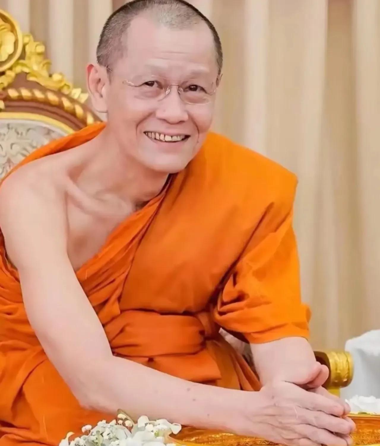 一张圆桌一园春，
一袭袈裟一生金。
一声阿雅一嗔痴，
一声佛号一声心。