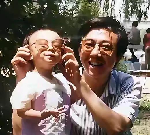 大家都说张维伊小时候穿女装丑，其实吧，男大也十八变。这不，长大后的他穿女装就不丑