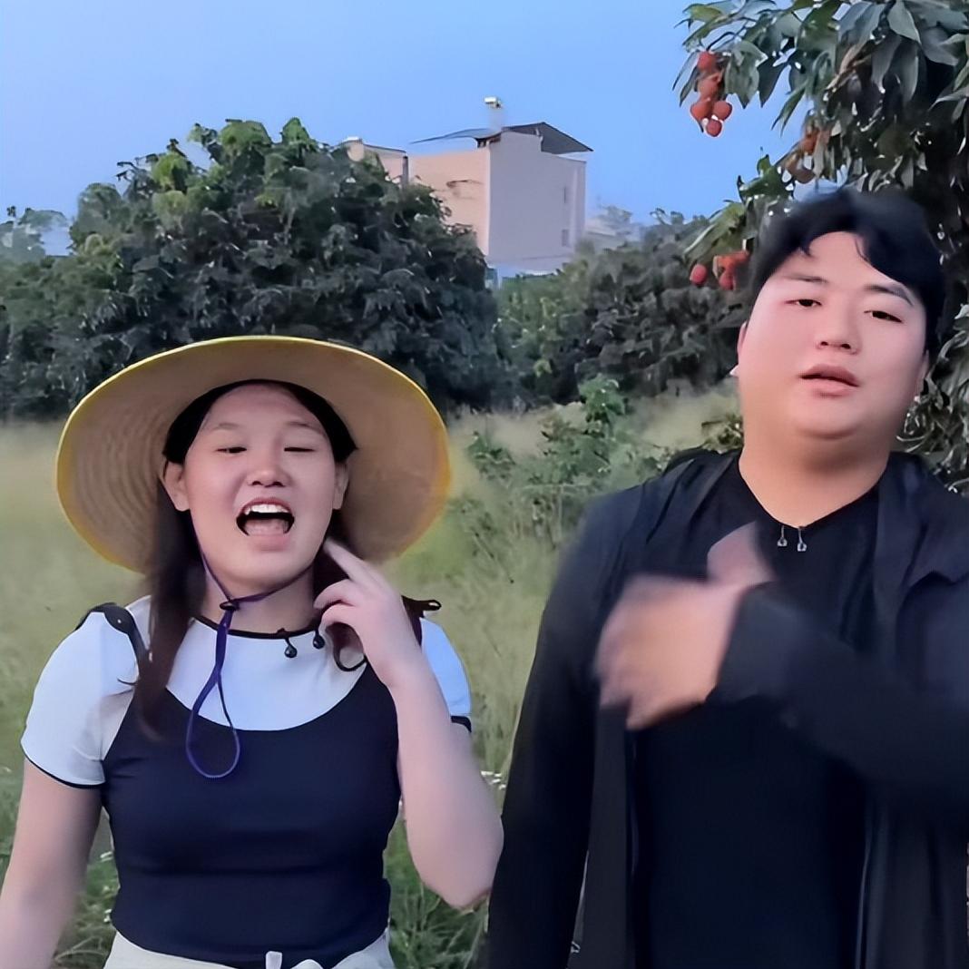 大型认亲现场！张家齐高调“插队”，抢全红婵哥哥宠爱，地位岌岌可危。

张家齐和全